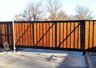 FenceTrac Heavy-Duty Privacy Fence with Rolling Gate