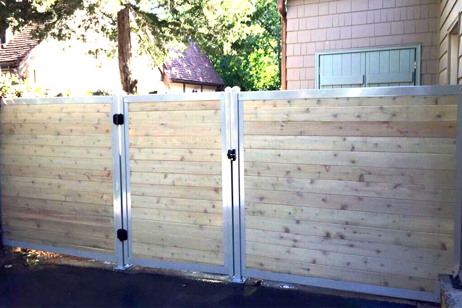 FenceTrac Horizontal Wood & Metal Privacy Fence With Gate