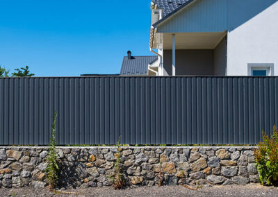 corrugated-ribbed-metal-metal-fence